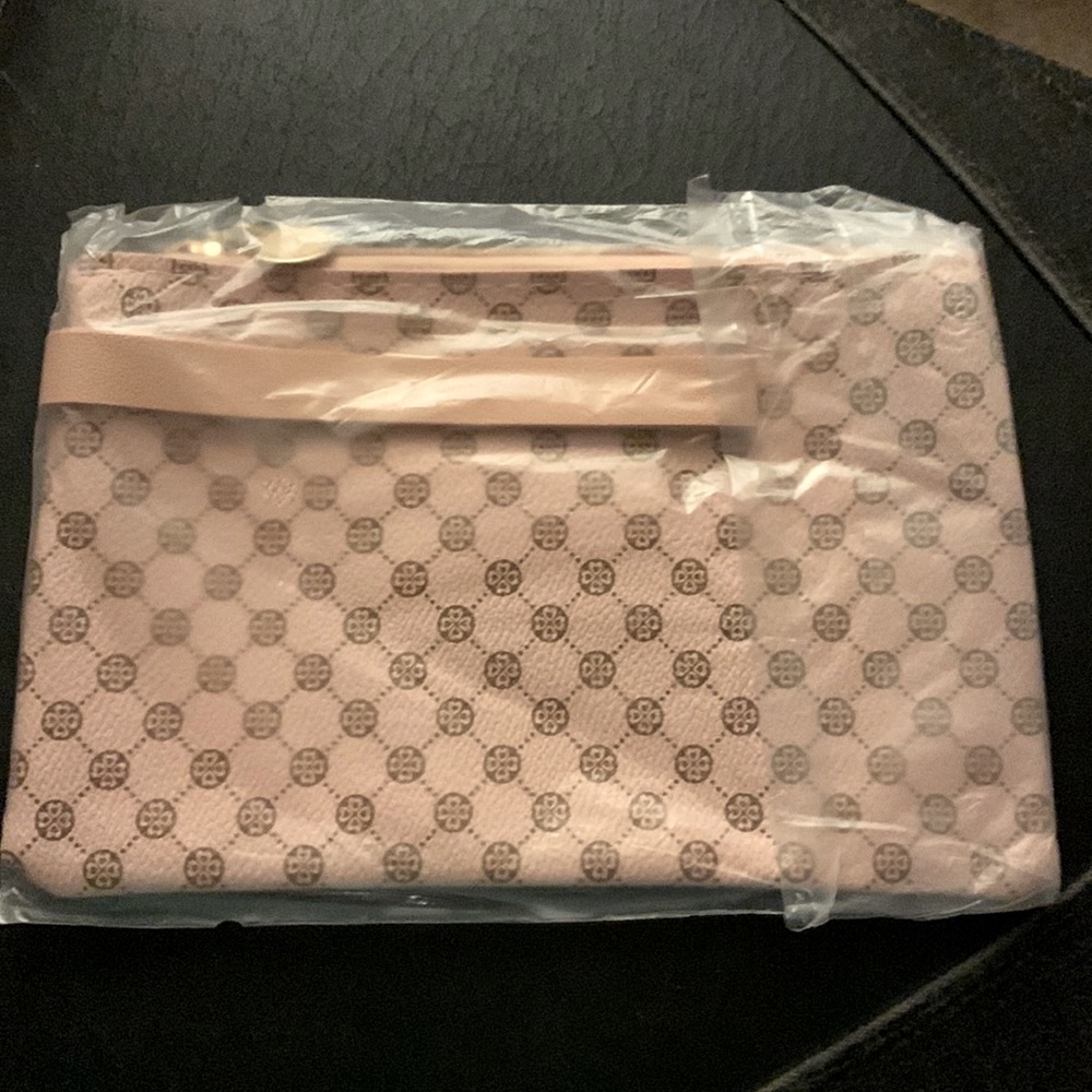 💕LAST ONE💕NWT Pink Wristlet with Zipper Closure & Strap - Picture 6 of 7